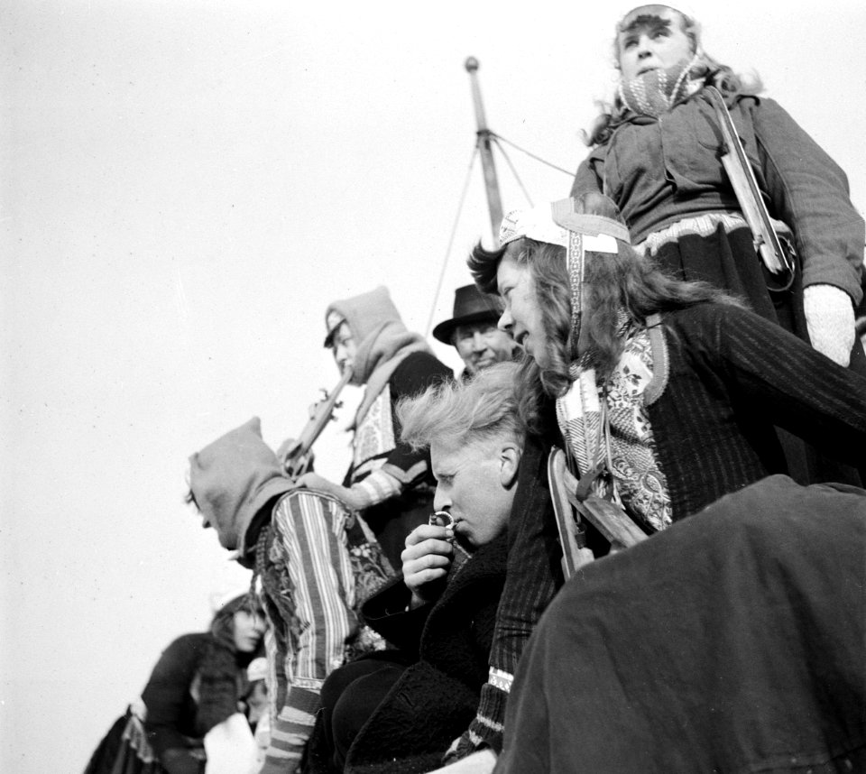 Bruiloftsgasten in klederdracht, Bestanddeelnr 254-1943