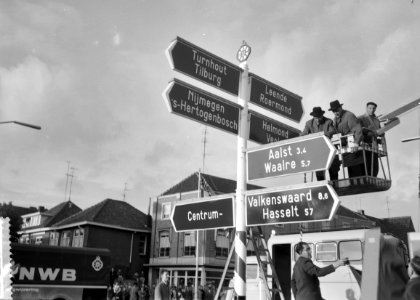 Burgemeester van Eindhoven , ir H Witte stelt 1ste ANWB-lichtbak in gebruik, Bestanddeelnr 912-4667