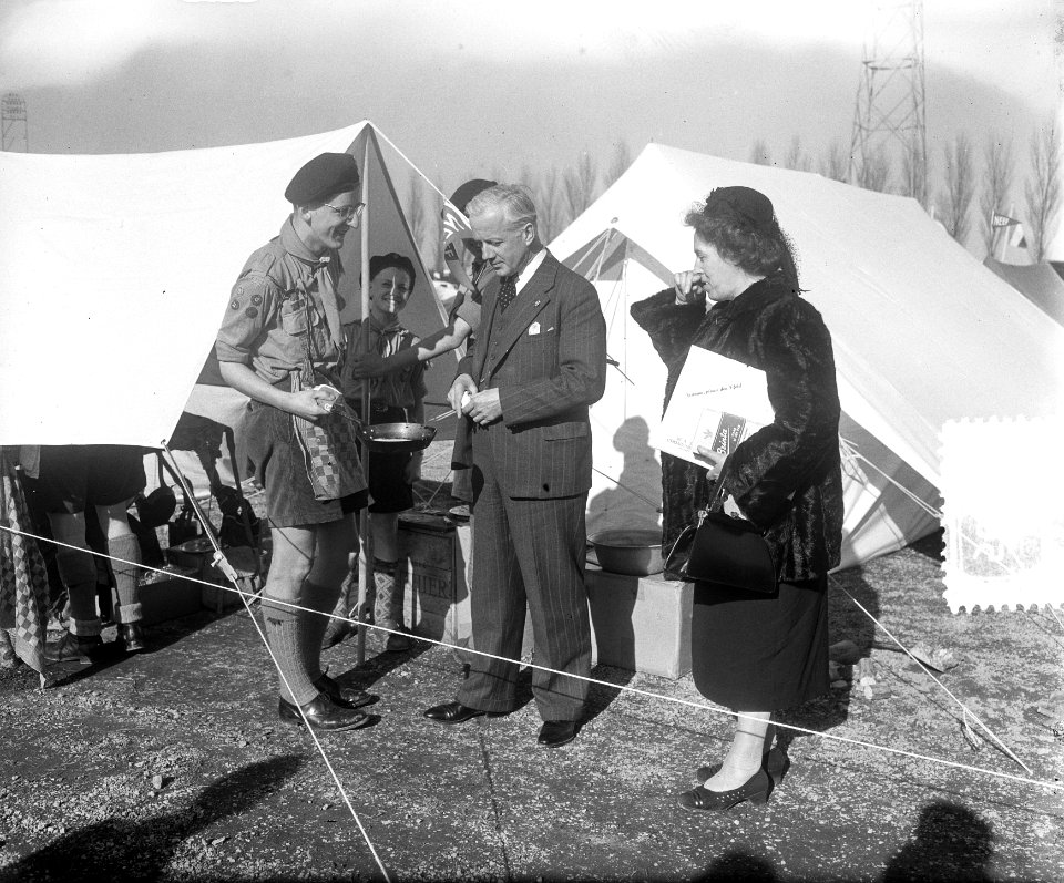 Burgemeester Amsterdam opent Nationale Kampeertentoonstelling op het IJsclubterr, Bestanddeelnr 905-6558