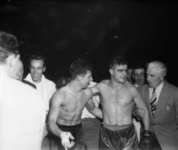 Brussel. Boksen middelgewicht. Gevecht Luc van Dam (links) vs. Cyrille Delannoit, Bestanddeelnr 903-0877