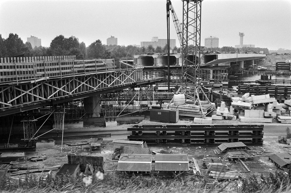 Brug in aanbouw over de Amstel te Amsterdam, Bestanddeelnr 931-0141