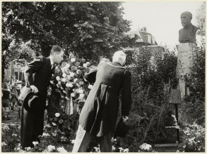 Burgemeester Cremers en wethouder Geluk leggen een krans bij het borstbeeld van prof. H.A. Lorentz op het Lorentzplein. NL-HlmNHA 54004644