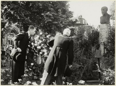 Burgemeester Cremers en wethouder Geluk leggen een krans bij het borstbeeld van prof. H.A. Lorentz op het Lorentzplein. NL-HlmNHA 54004644 photo