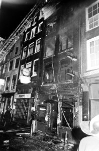Brand in een pand in de Halve Maansteeg in Amsterdam, Bestanddeelnr 930-9761