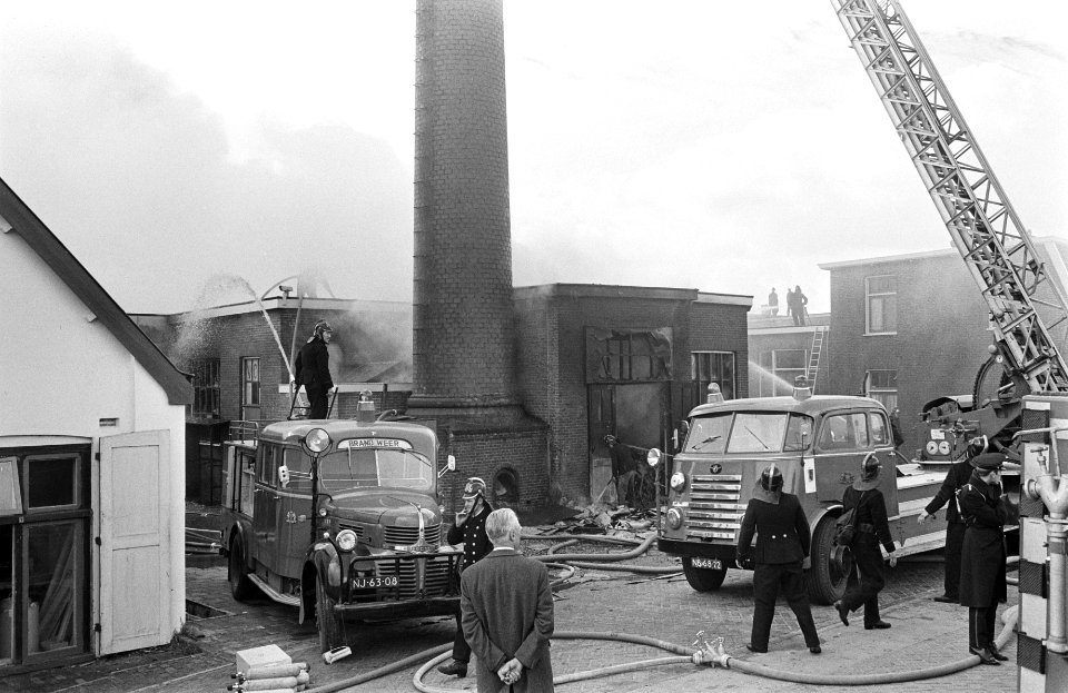 Brand in schuimplasticfabriek aan Duivendrechtse kade te Amsterdam grote rookwol, Bestanddeelnr 922-2553
