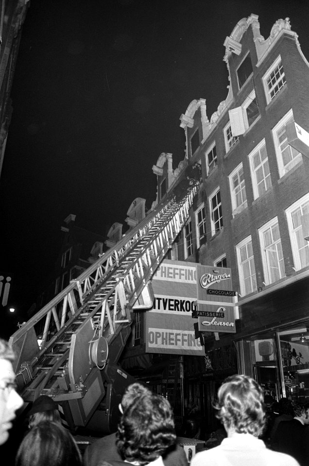 Brand in kledingboetiek in Kalverstraat, Bestanddeelnr 926-7284