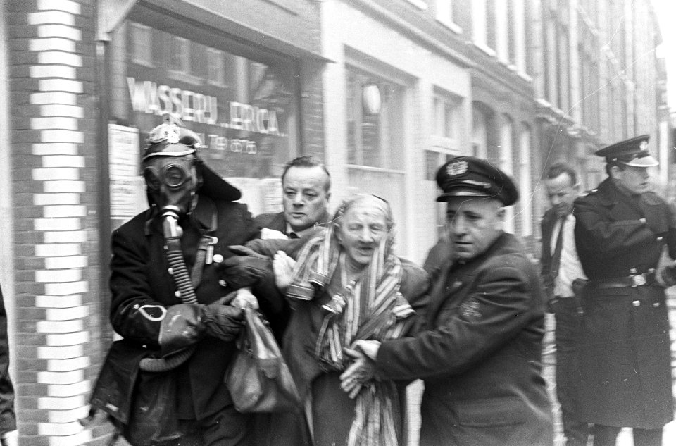 Brand in de Jacob van Campenstraat , een oude vrouw via trappenhuis in veilighei, Bestanddeelnr 918-9051