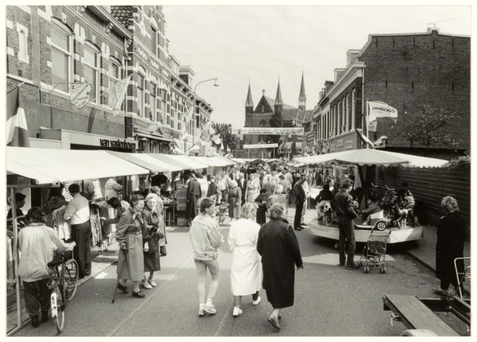 Braderie tijdens de Franse week. KleverparkwegOstadestraat. NL-HlmNHA 54020808