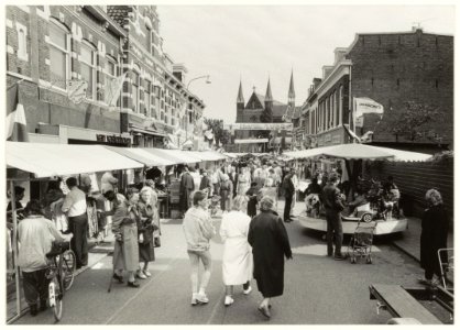 Braderie tijdens de Franse week. KleverparkwegOstadestraat. NL-HlmNHA 54020808