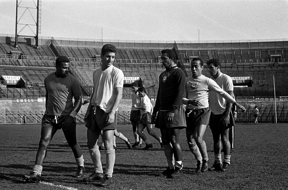 Braziliaanse voetbalteam tijdens training in Olympisch Stadion, Bestanddeelnr 915-1076