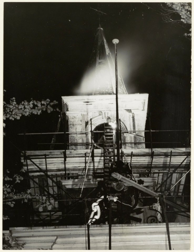 Brand in de toren van de Ned. Herv. kerk aan de Binnenweg. NL-HlmNHA 54010491