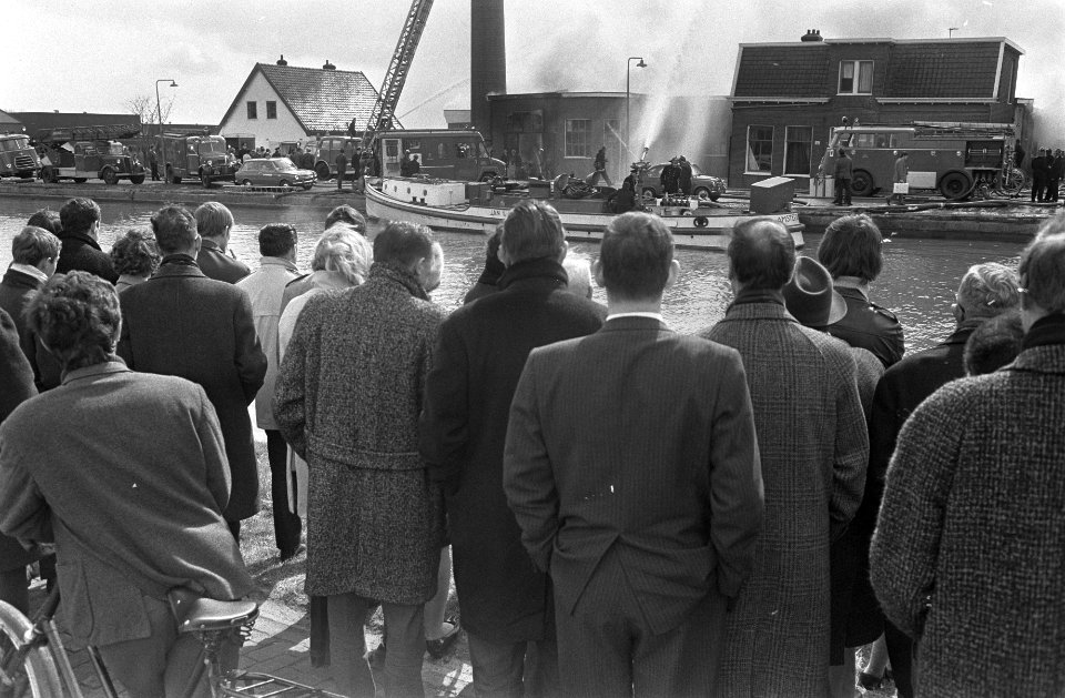 Brand in schuimplasticfabriek aan Duivendrechtse kade te Amsterdam grote rookwol, Bestanddeelnr 922-2554