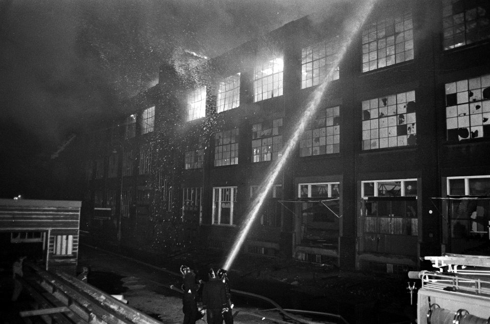 Brand in leegstaande fabriek aan de Valkenweg 4-10 Amsterdam-Noord blussingswe…, Bestanddeelnr 927-4666
