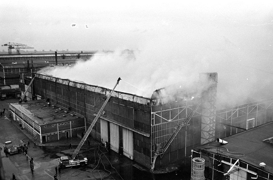 Brand in loods bij NDSM. Overzicht van de brand, Bestanddeelnr 920-6094