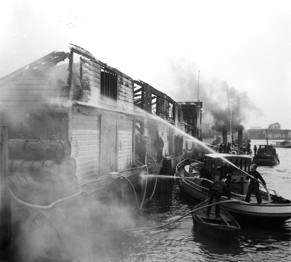 Brand in loods van Fa. van Linden aande Ruiterkade Amsterdam, Bestanddeelnr 905-3568