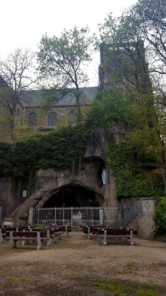 Bressoux-Église Notre-Dame de Lourdes à Le Bouhay (29)