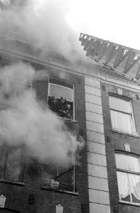 Brand in de Jacob van Campenstraat , brandweerlieden wachten met de oude vrouw t, Bestanddeelnr 918-9054