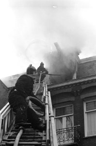Brand in de Javastraat Brandweer klimt in ladder, Bestanddeelnr 913-3486