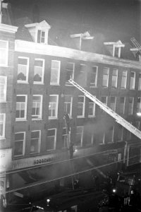 Brand in Kinkerkstraat, Amsterdam brandweer blust, Bestanddeelnr 923-7383