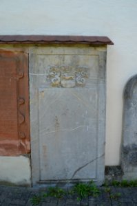 Braunfels, Friedhof St. Georgen, Friedhofskapelle, Grabsteine an den Kirchenwänden, Front 3