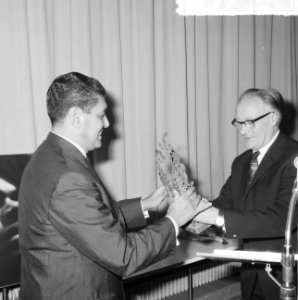Boy Edgar wint Nederlandse Jazz wisseltrofee 1964, Boy Edgar met trofee, Bestanddeelnr 917-2659