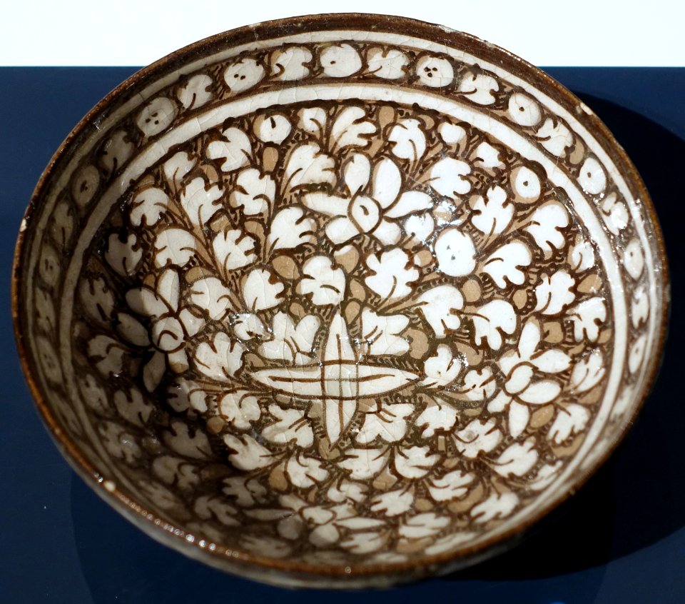 Bowl, Soltanabad ware, Iran, early 14th century AD, underglaze slip-painted fritware - Aga Khan Museum - Toronto, Canada - DSC06743