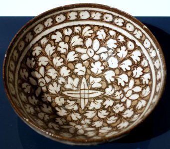 Bowl, Soltanabad ware, Iran, early 14th century AD, underglaze slip-painted fritware - Aga Khan Museum - Toronto, Canada - DSC06743