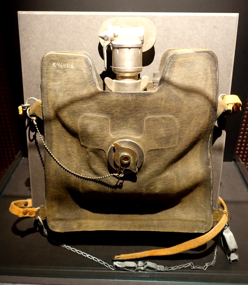 Breathing apparatus M-1940 Momsen, used for submarine rescues - Marinmuseum, Karlskrona, Sweden - DSC09004