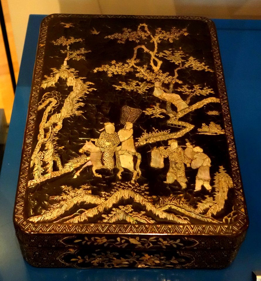 Box, China, Ming dynasty, c. 1500-1600, hemp-covered wood base, black lacquer with inlaid mother of pearl - Royal Ontario Museum - DSC03982