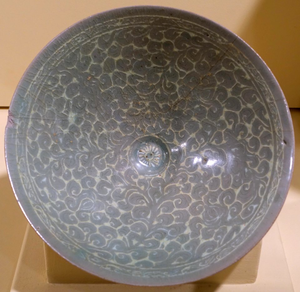 Bowl with arabesque and chrysanthemum design, Korea, Goryeo dynasty, late 1100s to 1200s AD, stoneware, celadon glaze - Jordan Schnitzer Museum of Art, University of Oregon - Eugene, Oregon - DSC09479
