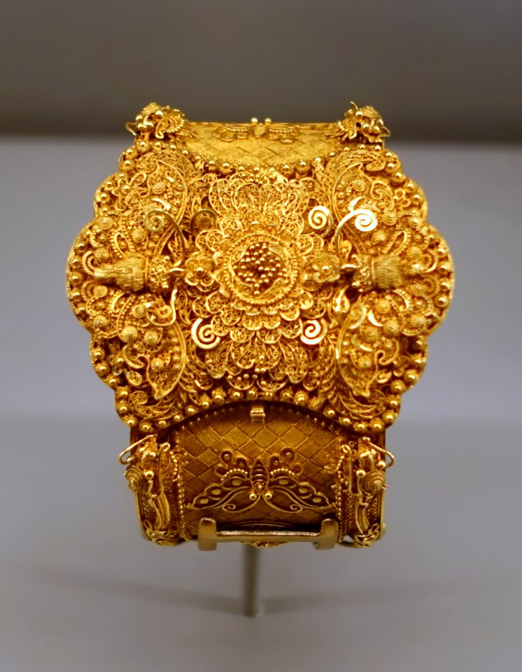 Bracelet presented to merchant Joseph Coolidge's wife, Guangzhou, China, c. 1840 AD, gold filigree - Peabody Essex Museum - Salem, MA - DSC05263