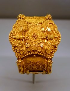 Bracelet presented to merchant Joseph Coolidge's wife, Guangzhou, China, c. 1840 AD, gold filigree - Peabody Essex Museum - Salem, MA - DSC05263