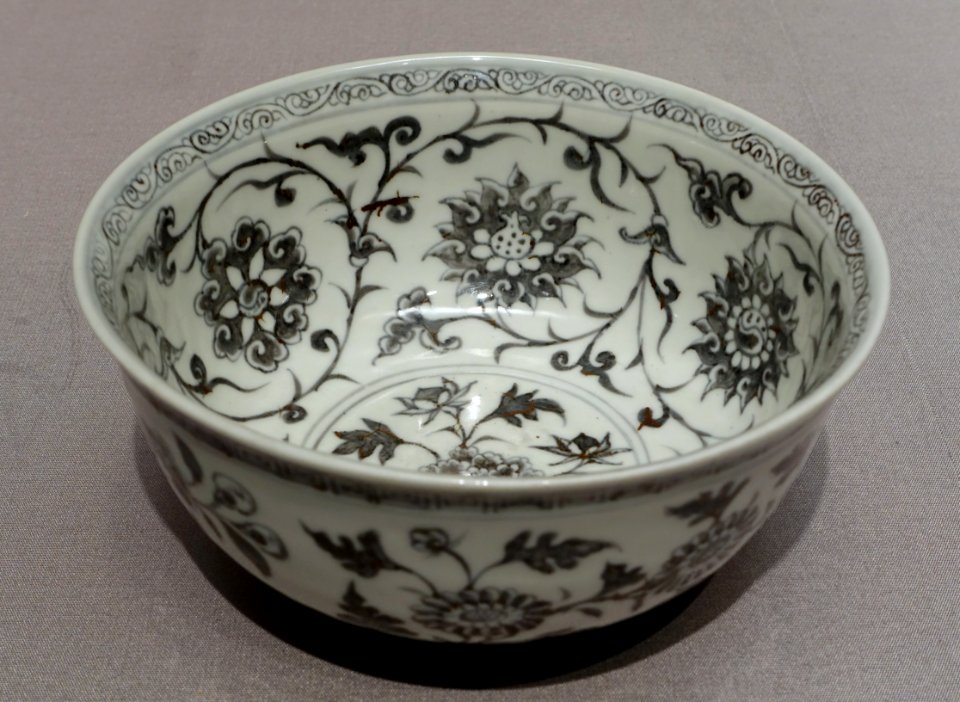 Bowl with arabesque design, Jingdezhen ware, China, Ming dynasty, 1300s AD, ceramic, underglaze black - Tokyo National Museum - Tokyo, Japan - DSC08364