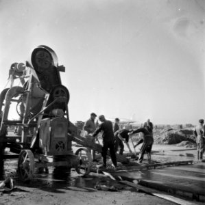 Bouwwerkzaamheden Schiphol Gieten van beton, Bestanddeelnr 255-9551