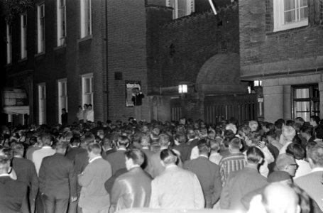 Bouwvakkers demonstreren, demonstranten voor het stadhuis, Bestanddeelnr 919-2443