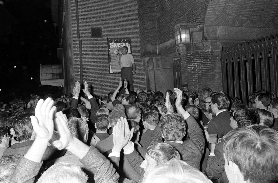 Bouwvakkers demonstreren, een der bouwvakkers brengt vers uit na gesprek op stad, Bestanddeelnr 919-2444