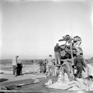 Bouwwerkzaamheden Schiphol Gieten van beton, Bestanddeelnr 255-9550