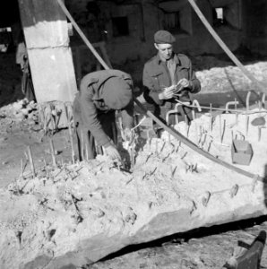 Bouwwerkzaamheden Schiphol Resten van gesloopte bunker, Bestanddeelnr 255-9564