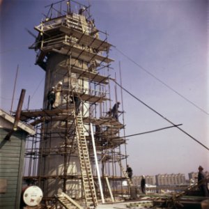 Bouwvakkers boven op de steigers aan het werk, Bestanddeelnr 254-7350