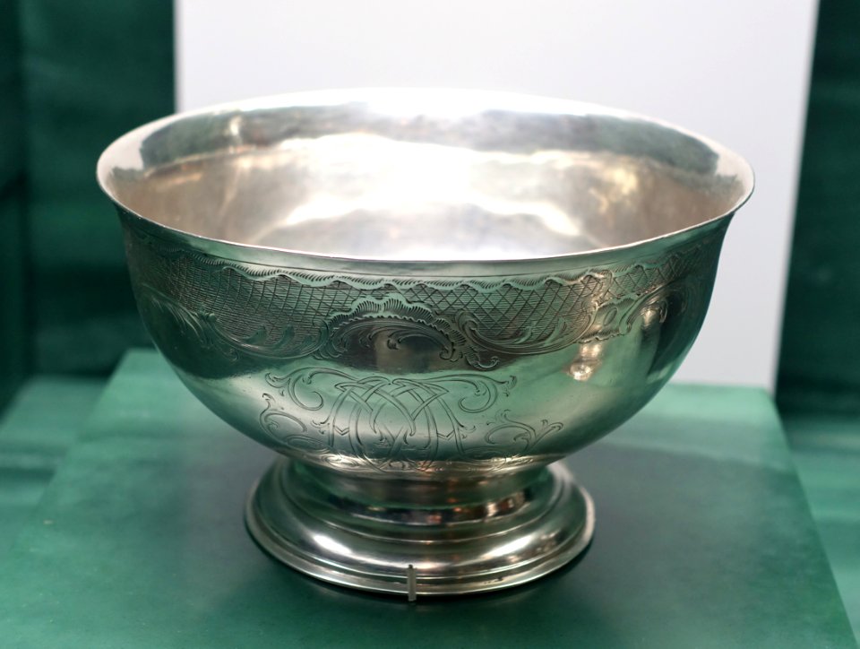 Bowl, Joseph Richardson, Philadelphia, c. 1760, silver - Fowler Museum - University of California, Los Angeles - DSC02526