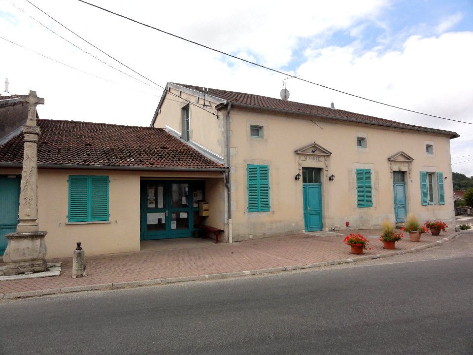 Boviolles (Meuse) mairie et croix de chemin