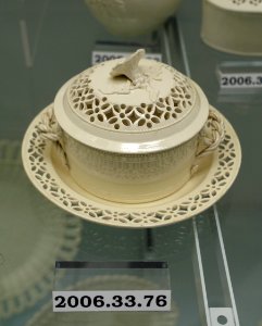 Butter tub on stand, Staffordshire or Yorkshire, England, 1780-1790, creamware, HD 2006.33.76 - Flynt Center of Early New England Life - Deerfield, Massachusetts - DSC04737