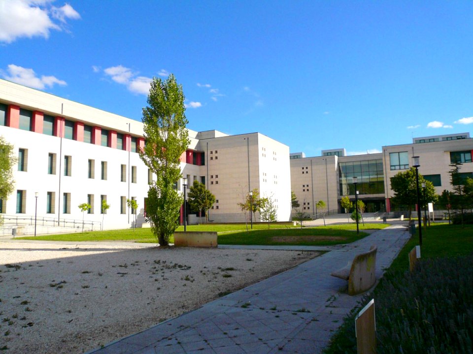 Burgos - Facultad de Ciencias Económicas y Empresariales (UBU) 4