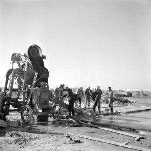Bouwwerkzaamheden Schiphol Gieten van beton, Bestanddeelnr 255-9548