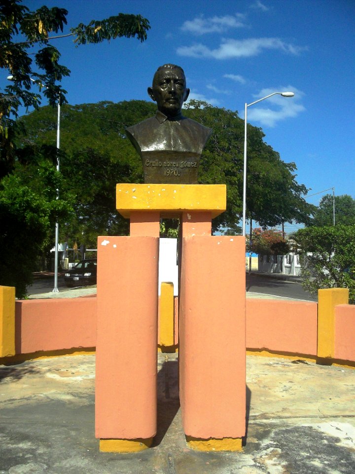 Busto de Ermilo Abreu Gómez, Mérida, Yucatán (01)
