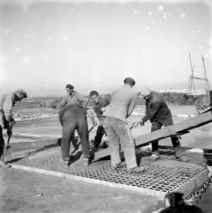 Bouwwerkzaamheden Schiphol Storten van beton, Bestanddeelnr 255-9559