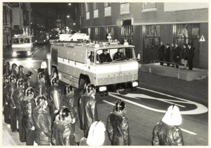 Brandweercorps neemt met een defilé afscheid van burgemeester L. de Gou, NL-HlmNHA 54004868