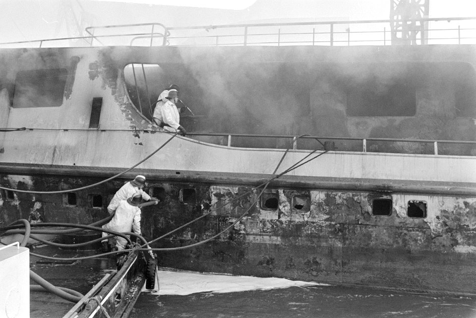Brand op logementschip mr. Jan Elshout van Marine bij RDM Rotterdam, Bestanddeelnr 924-2623