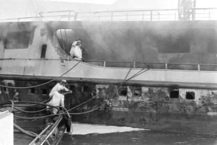 Brand op logementschip mr. Jan Elshout van Marine bij RDM Rotterdam, Bestanddeelnr 924-2623