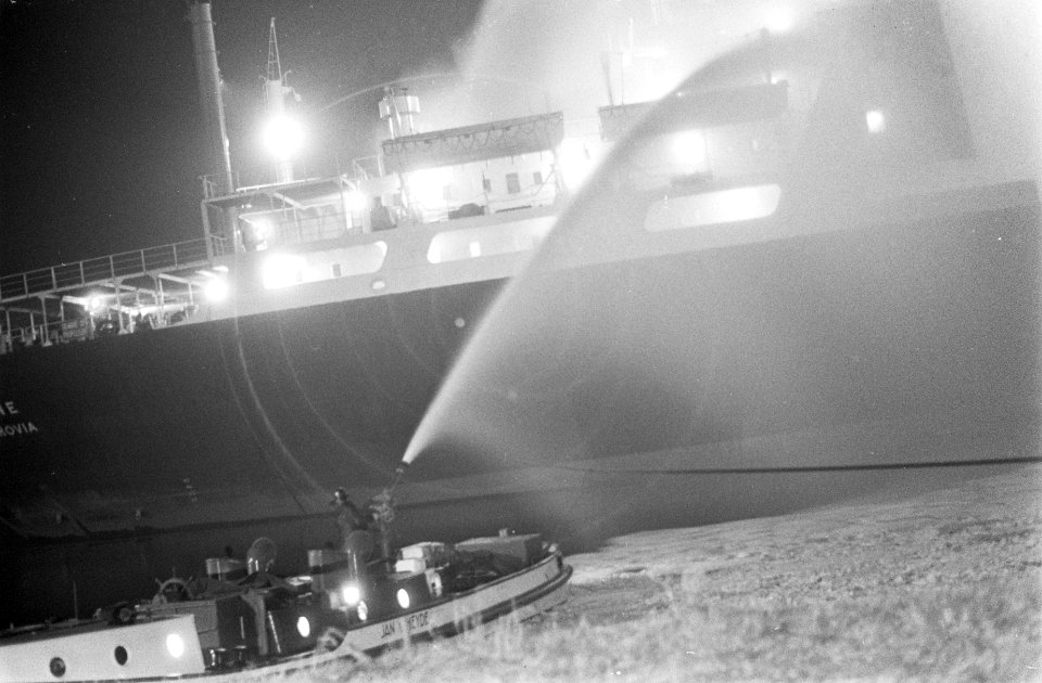 Brand op tanker Diana bij Mobil Oil de brand, Bestanddeelnr 921-9350